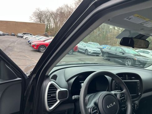 Used 2025 Kia Soul LX w/ LX Technology Package image 32