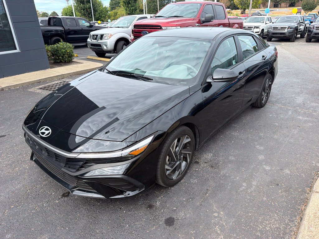 Used 2025 Hyundai Elantra Sport FWD image 2