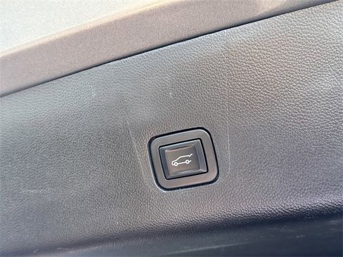 Used 2019 Chevrolet Traverse LT w/ LT Premium Package image 34