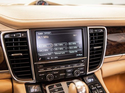 Used 2016 Porsche Panamera 4 image 28