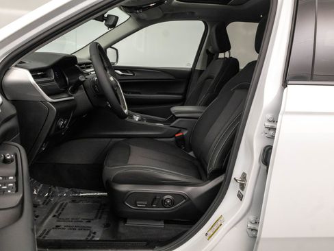 Used 2023 Jeep Grand Cherokee Laredo X image 6