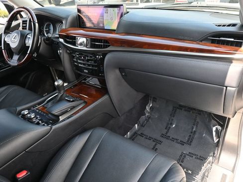 Used 2017 Lexus LX 570 4WD w/ Luxury Package image 12