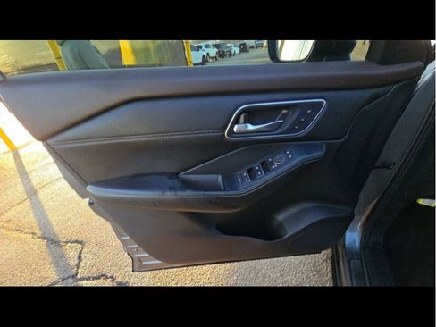 Used 2022 Nissan Rogue Platinum w/ Head-Up Display Package image 15