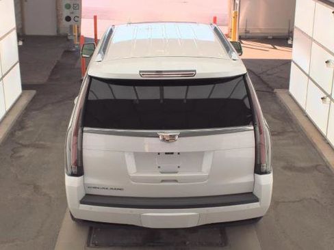 Used 2020 Cadillac Escalade Luxury image 2