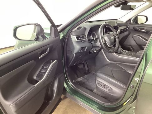 Used 2023 Toyota Highlander XLE AWD/4WD image 12