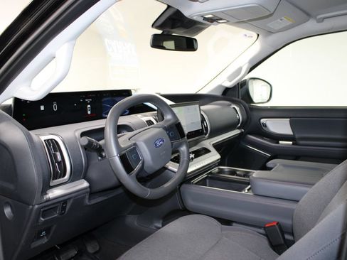 Used 2025 Ford Expedition Active RWD image 23