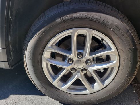 Used 2025 Jeep Grand Cherokee L Laredo image 7