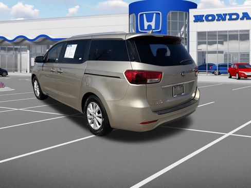 Used 2017 Kia Sedona LX w/ LX Essentials Premium Package image 6