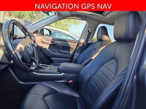 Used 2021 Toyota Highlander XLE AWD/4WD image 6