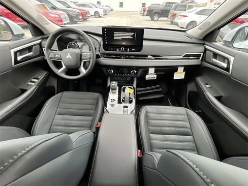 New 2026 Mitsubishi Outlander SE image 18