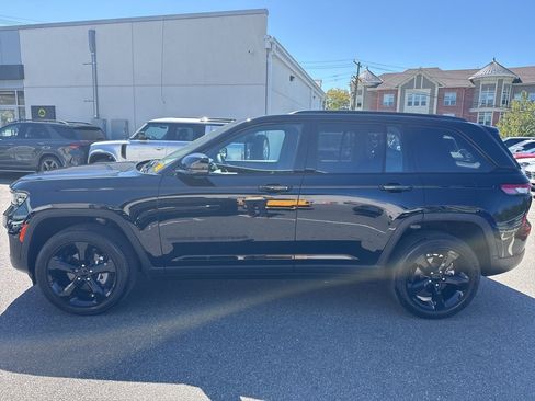 Used 2023 Jeep Grand Cherokee Altitude image 5