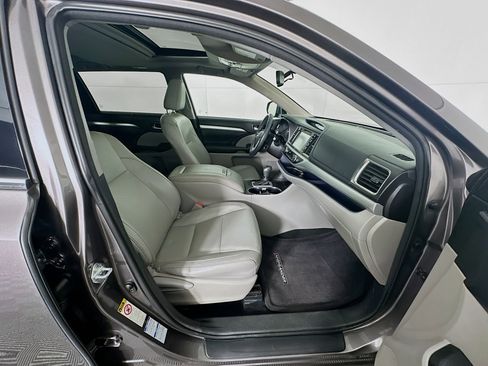Used 2015 Toyota Highlander XLE image 34