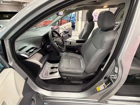 Used 2022 Toyota Sienna XLE image 54