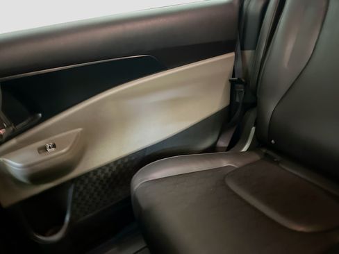 Used 2026 Kia Carnival FWD image 32