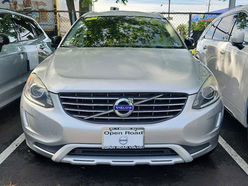 Used 2017 Volvo XC60 T6 Dynamic w/ Preferred Option Package AWD/4WD image 2