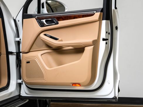 Used 2024 Porsche Macan image 46