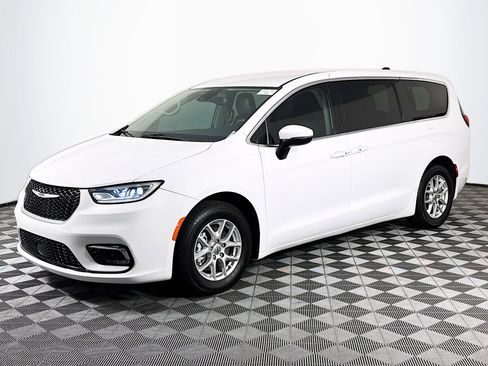 Used 2023 Chrysler Pacifica Touring-L image 4