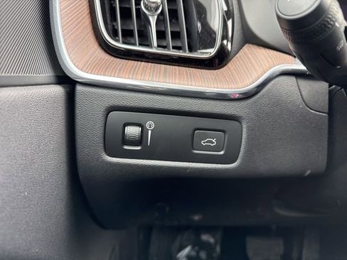 Used 2022 Volvo XC60 B5 Momentum image 21