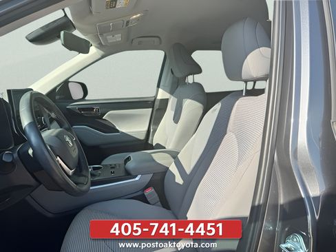 Used 2023 Toyota Highlander LE FWD image 17