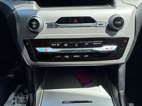 Used 2022 Ford Explorer XLT AWD/4WD image 17