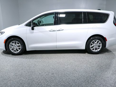 Used 2024 Chrysler Pacifica Touring-L FWD image 10