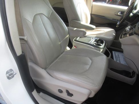 Used 2021 Chrysler Pacifica Touring-L FWD image 7