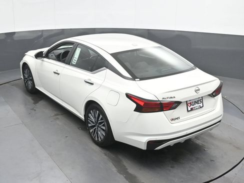 Used 2025 Nissan Altima 2.5 SV FWD image 37