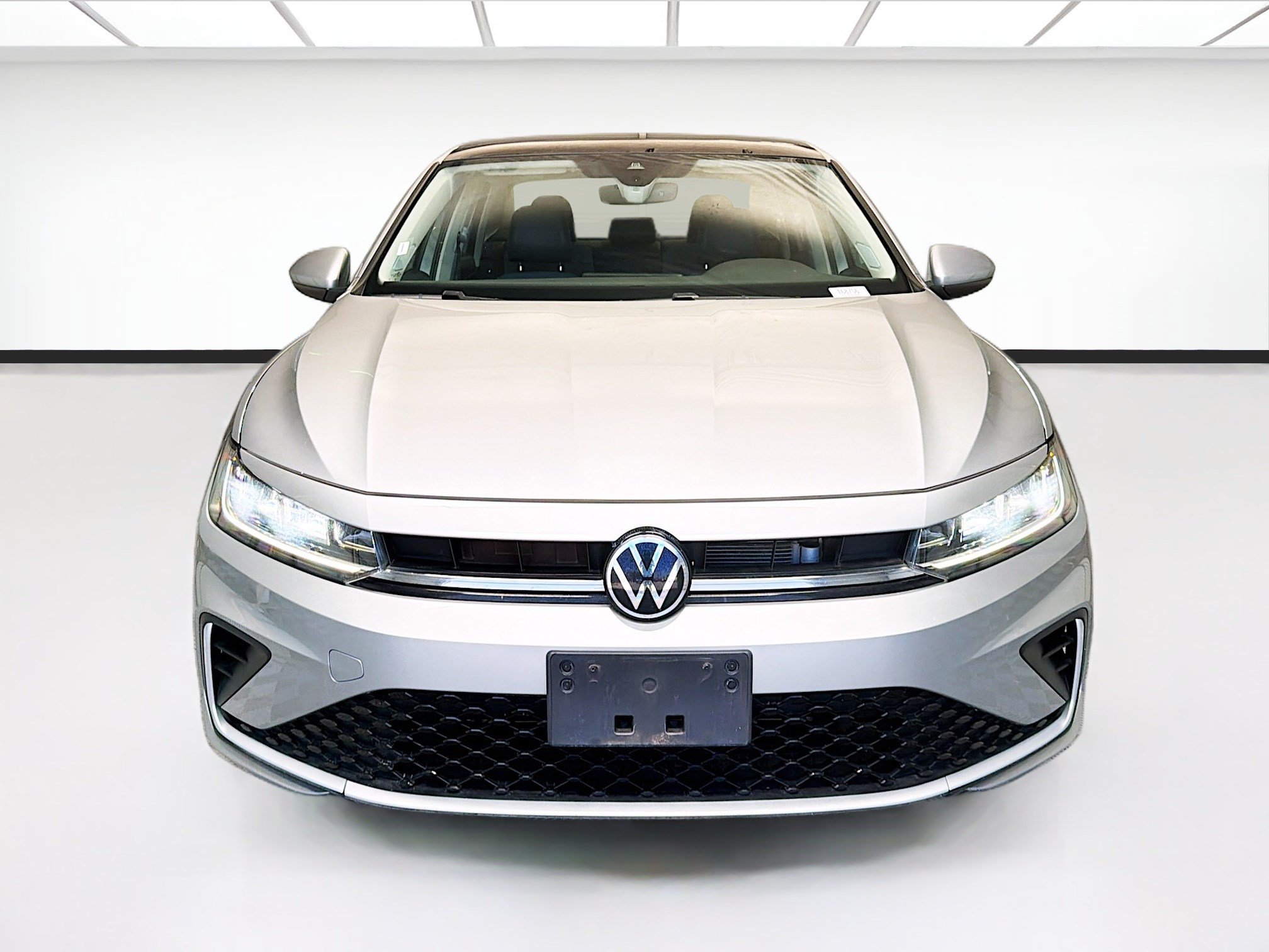 Used 2025 Volkswagen Jetta SE FWD image 2