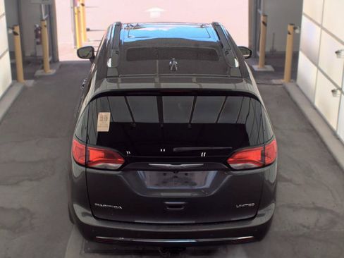 Used 2017 Chrysler Pacifica Limited w/ Advanced Safetytec Group FWD image 5