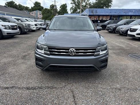 Used 2019 Volkswagen Tiguan SE w/ Panoramic Sunroof Package FWD image 2
