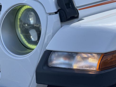 Used 2019 Jeep Wrangler Unlimited Sahara image 5