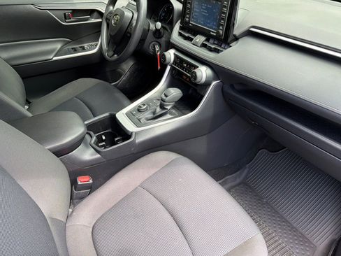 Used 2022 Toyota RAV4 LE AWD/4WD image 16