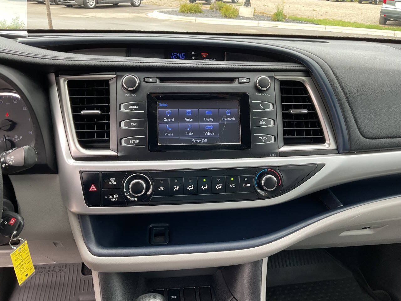 Used 2019 Toyota Highlander LE FWD image 22