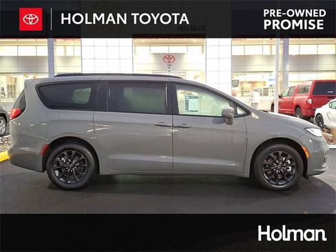 Used 2021 Chrysler Pacifica Touring-L w/ Uconnect Theater Family Group image 1