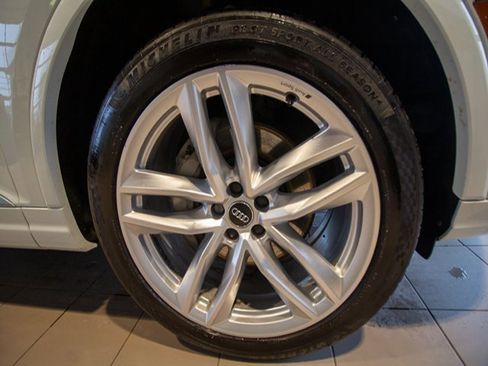 Used 2018 Audi Q7 3.0T Prestige image 28