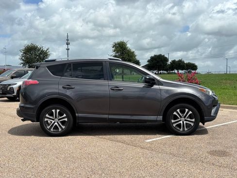 Used 2018 Toyota RAV4 LE FWD image 4