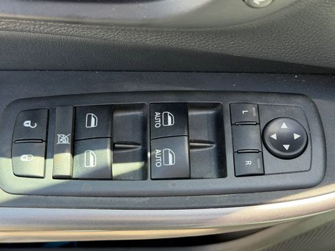 Used 2019 Jeep Cherokee Limited w/ Luxury Group AWD/4WD image 7