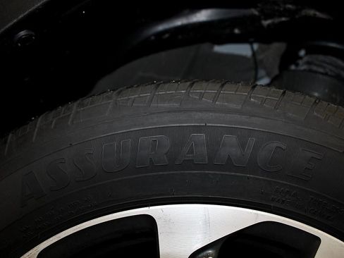 Used 2025 Toyota Corolla Cross XLE image 13