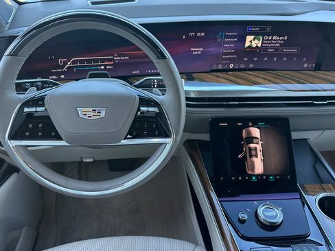 Certified 2025 Cadillac Escalade ESV Premium Luxury Platinum AWD/4WD image 16