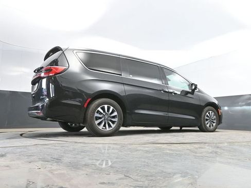 Used 2023 Chrysler Pacifica Touring-L FWD image 50