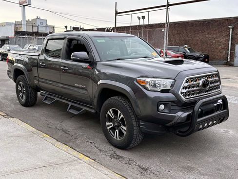 Used 2016 Toyota Tacoma TRD Sport image 7