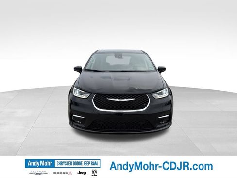 Used 2024 Chrysler Pacifica Limited w/ Uconnect Theater Family Group FWD image 2