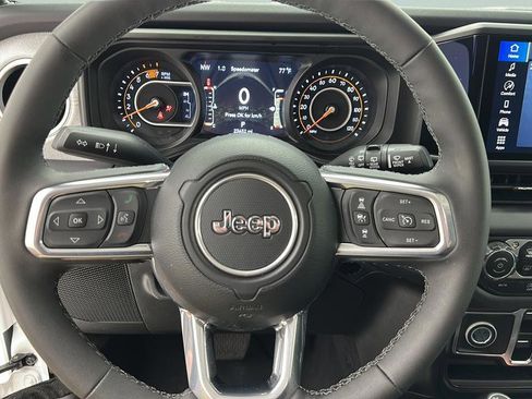 Used 2025 Jeep Wrangler Unlimited Sahara AWD/4WD image 16