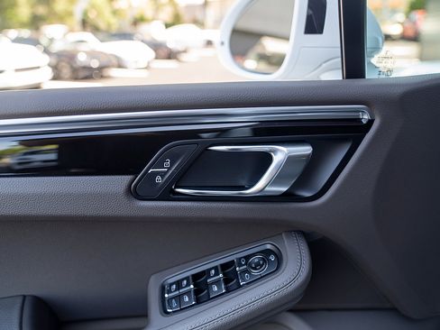 Used 2023 Porsche Macan AWD/4WD image 17