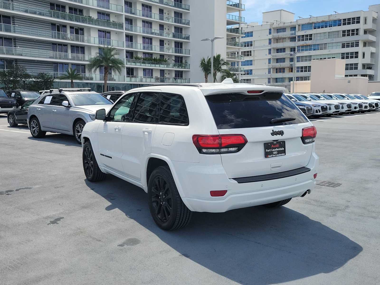 Used 2020 Jeep Grand Cherokee Altitude RWD image 4