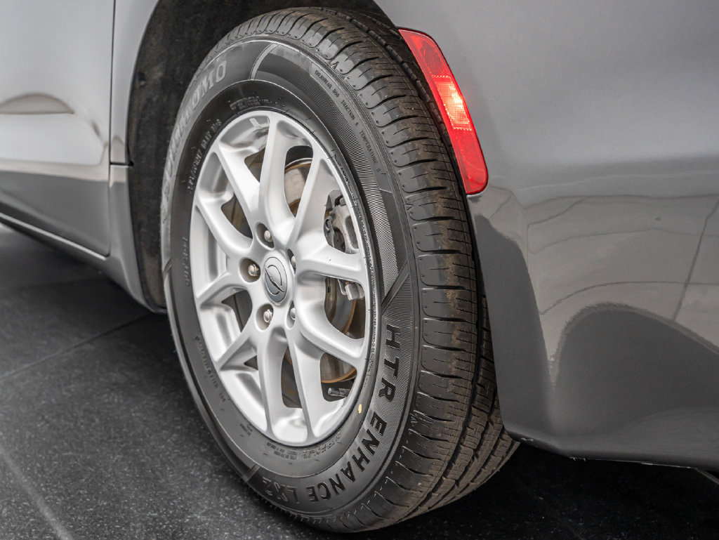 Used 2022 Chrysler Pacifica Touring-L FWD image 45