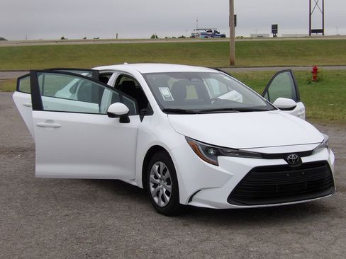 Used 2025 Toyota Corolla LE FWD image 26