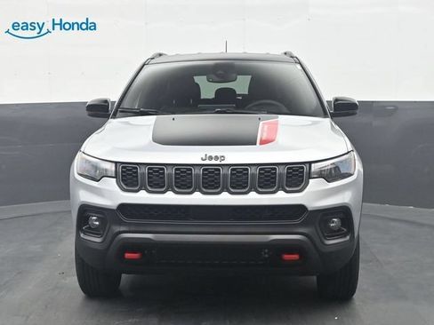 Used 2025 Jeep Compass Trailhawk AWD/4WD image 2