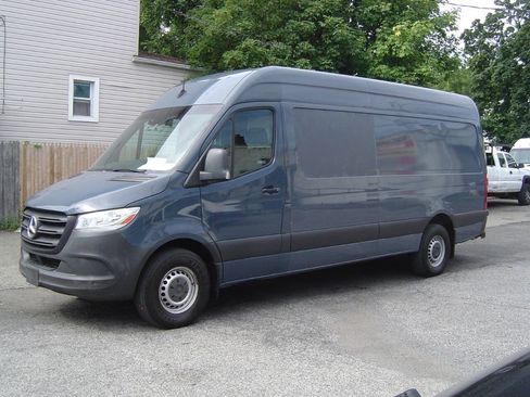 Used 2021 Mercedes-Benz Sprinter 2500 image 2