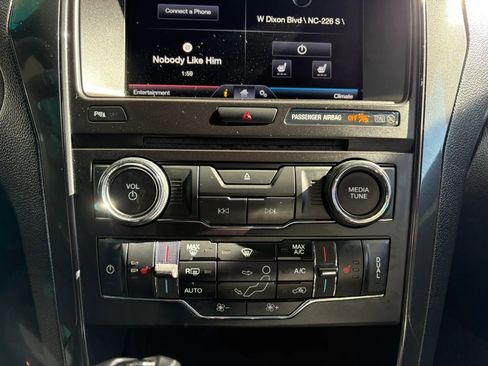 Used 2016 Ford Explorer XLT w/ Equipment Group 202A AWD/4WD image 18